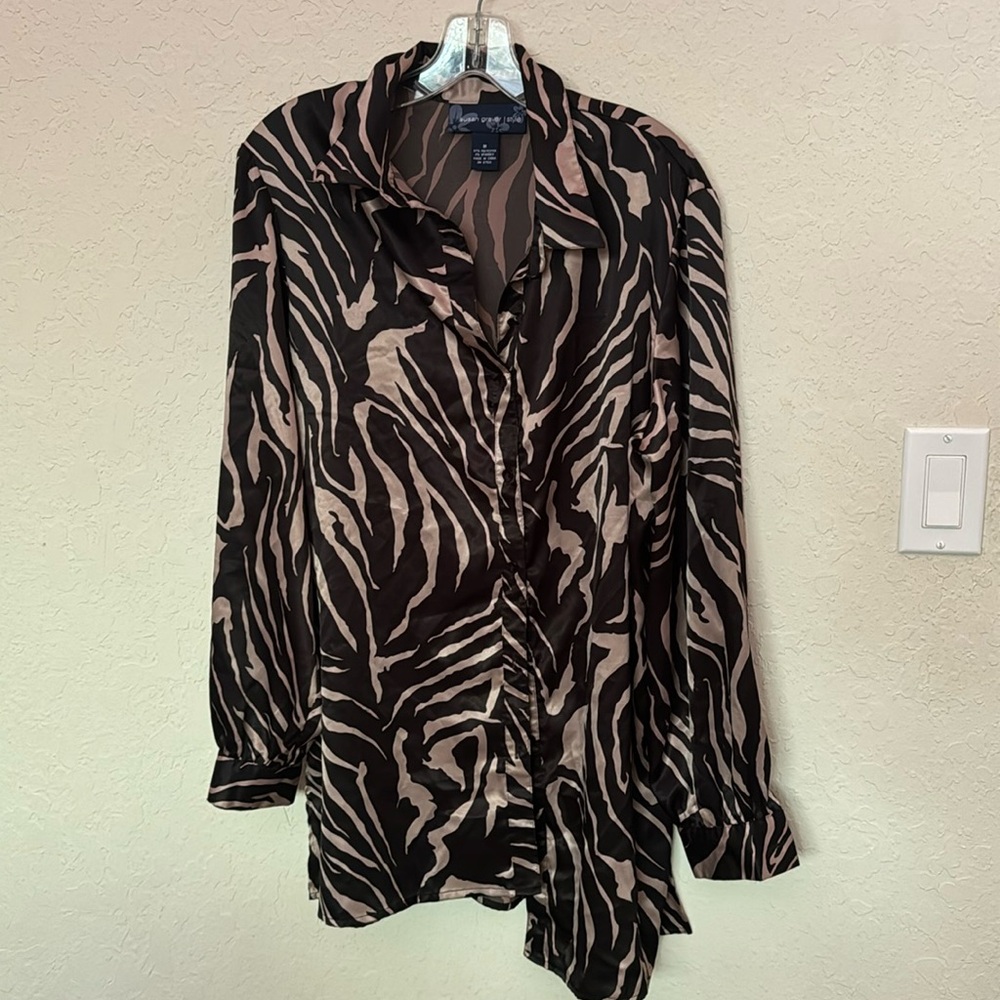 Medium polyester black and tan tiger strip button up. Light material.